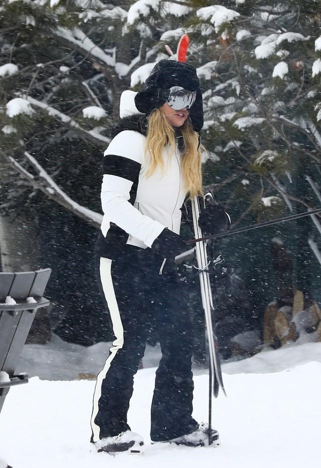 滑雪入门怎么选滑雪服,滑雪穿连体的还是分体的滑雪服好