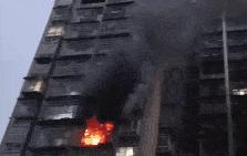 重庆一居民楼突发火灾致6人身亡,居民楼24层突发火灾现场黑烟滚滚