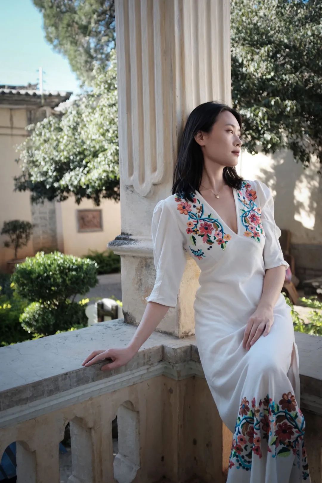 孟晚舟穿的白色连衣裙是什么品牌,孟晚舟同款连衣裙大码