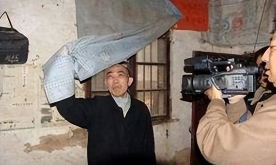 河南农民工买了件绿马甲，被误判13年，差15天刑满却被无罪释放