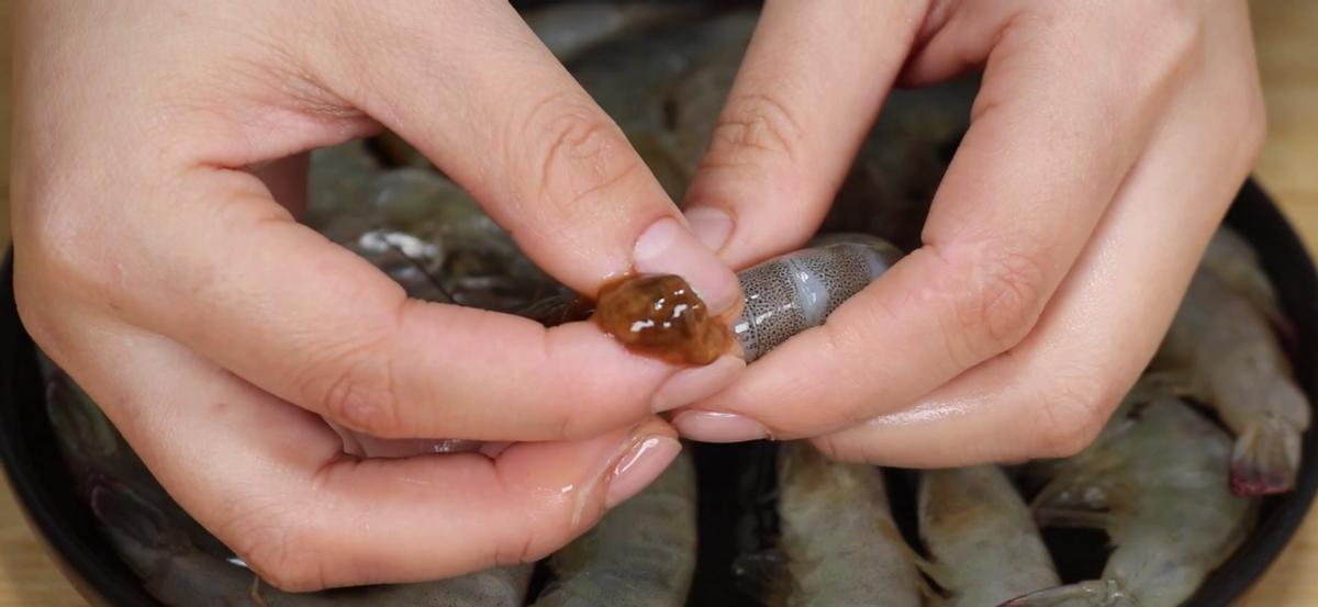 去除虾线不去头的最快方法,牙签去虾线快又干净