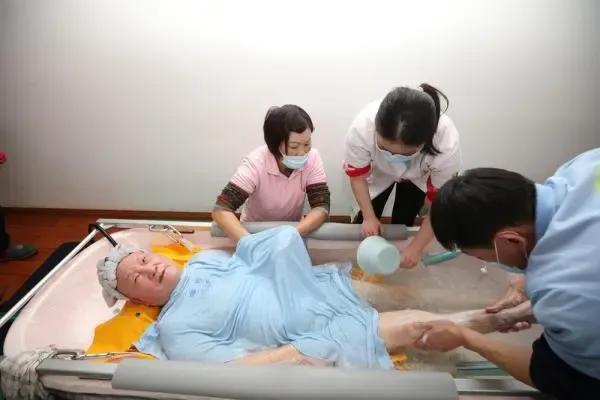 帮老人洗澡多少钱一天,帮老人洗澡这个生意可以做吗