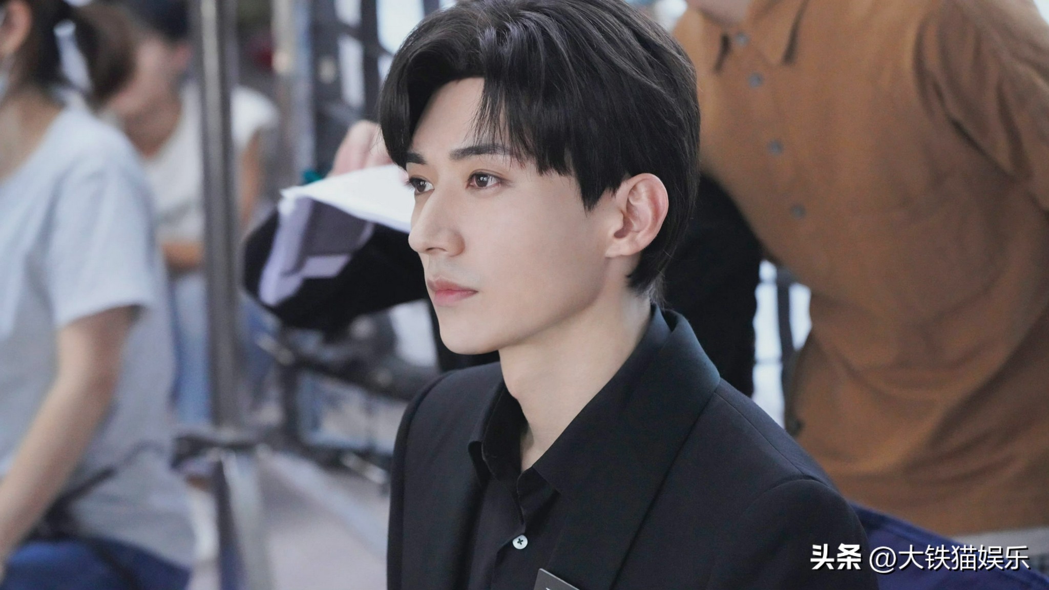 穿黑衬衫好看的人,穿黑衬衫的帅气男人