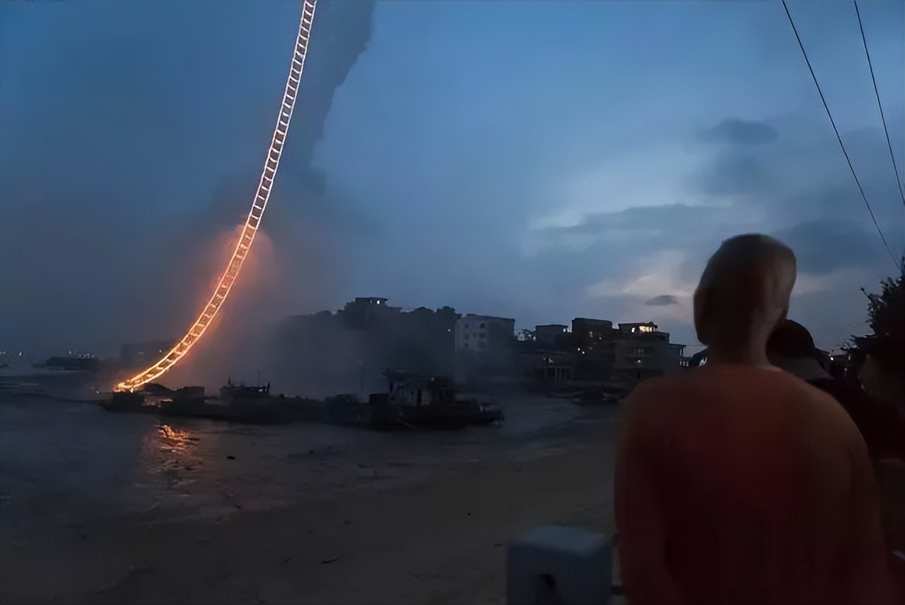 给奶奶“造”了一架天梯,靠*药火**爆炸作画,全球最会“玩火”的人