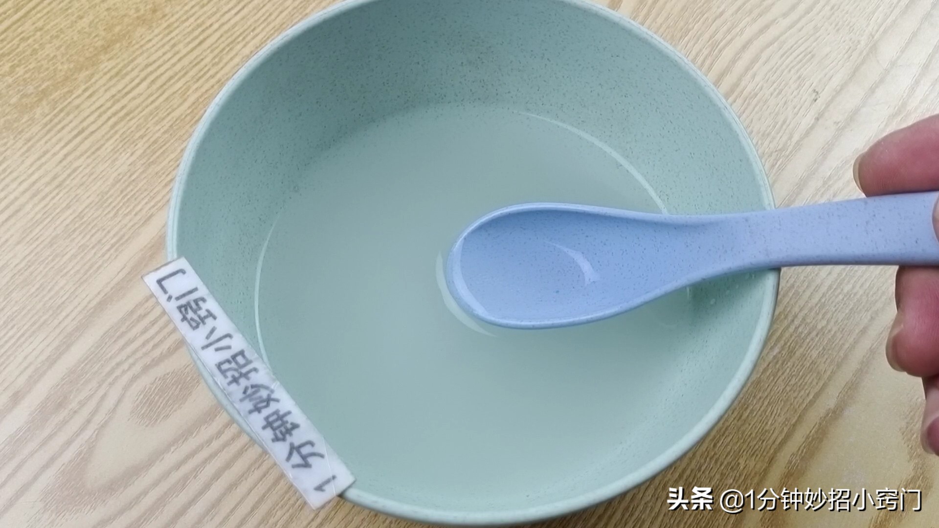 食盐和纯碱反应,把盐和水搅在一起会加重量吗