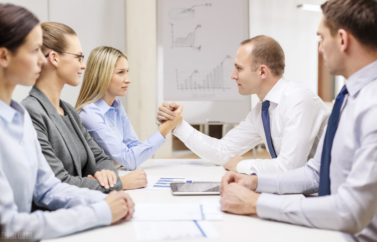 职场中总有同事不和自己交流,职场中与同事合不来