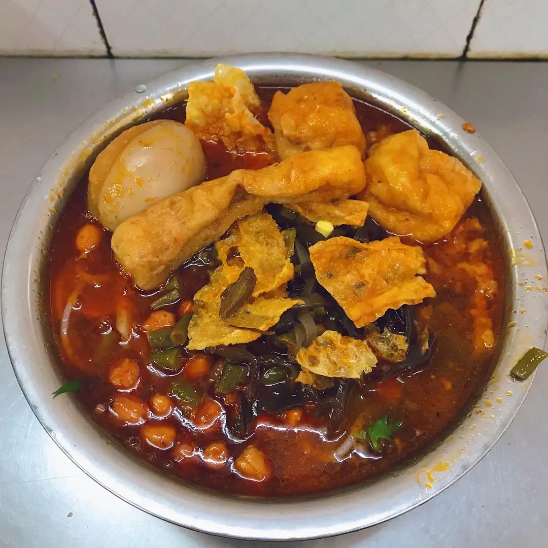 柳州10元一碗粉多菜,柳州最多配菜的螺蛳粉
