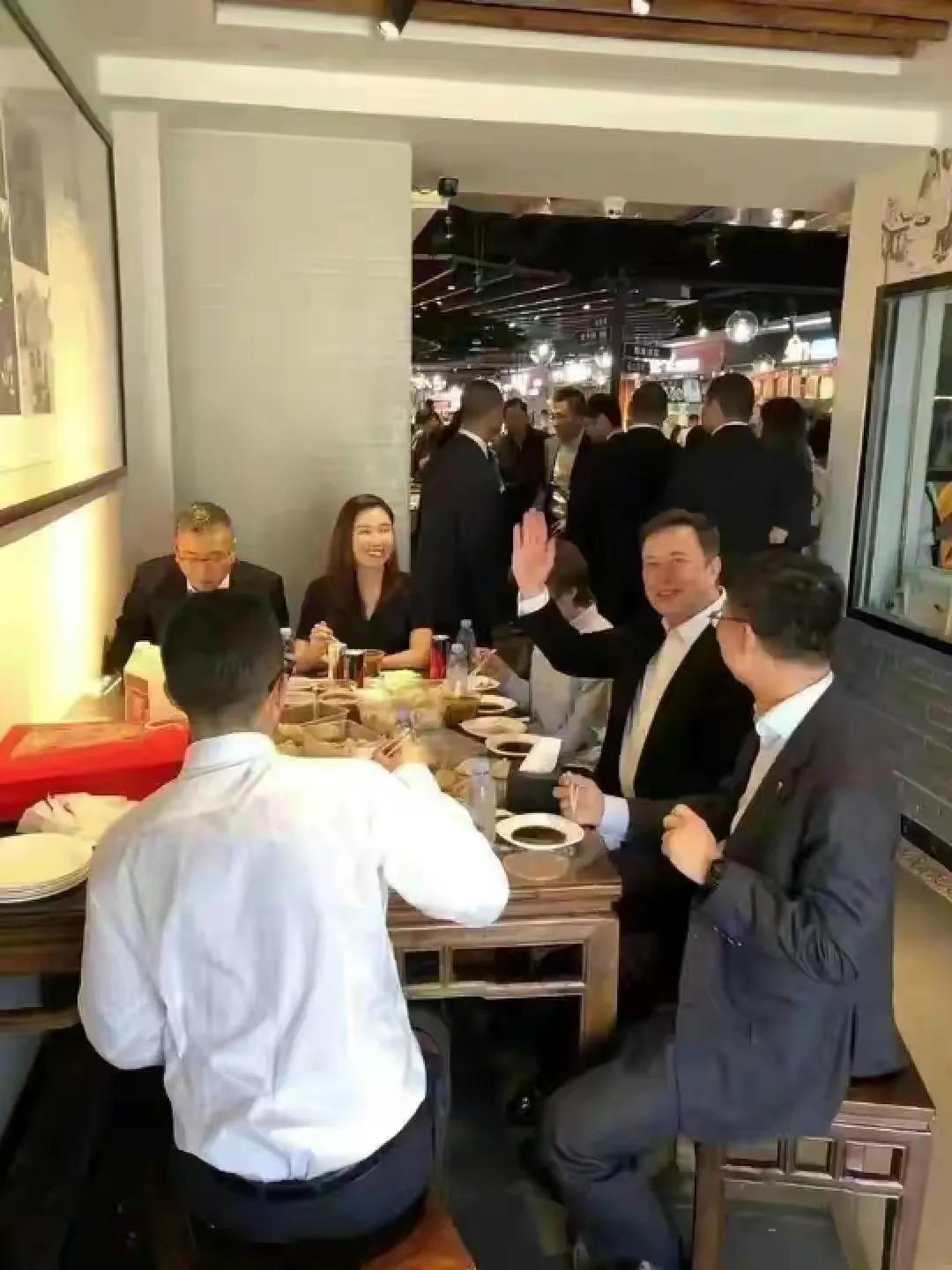 马斯克超越贝佐斯成为世界首富,马斯克再超贝佐斯成为美国首富