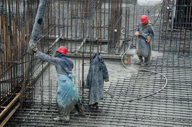 干工地工资每个月发吗,在工地的生活就是那么艰苦