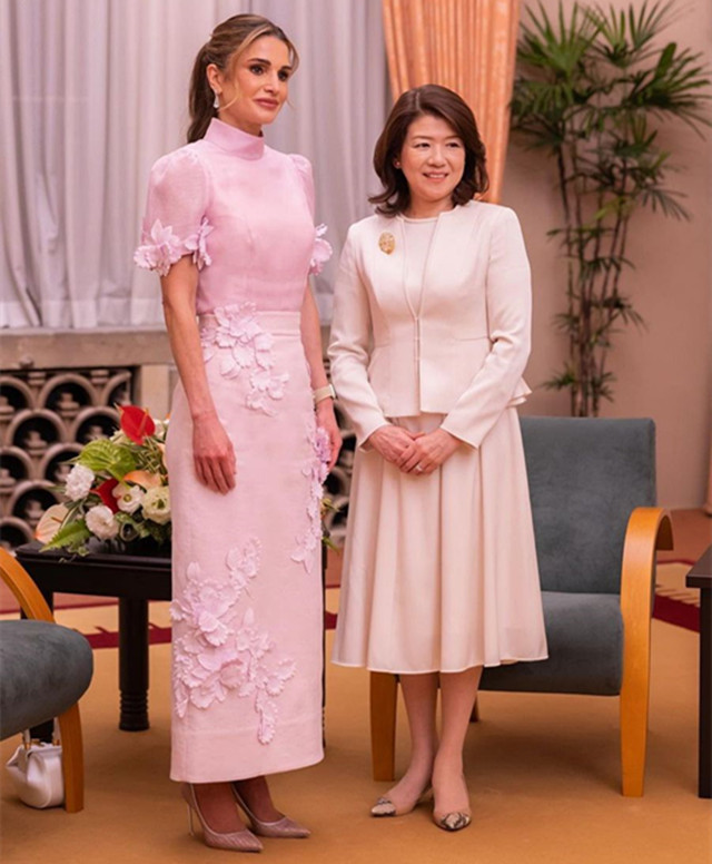 西班牙王后经典穿搭,西班牙王后实力演绎花裙穿搭