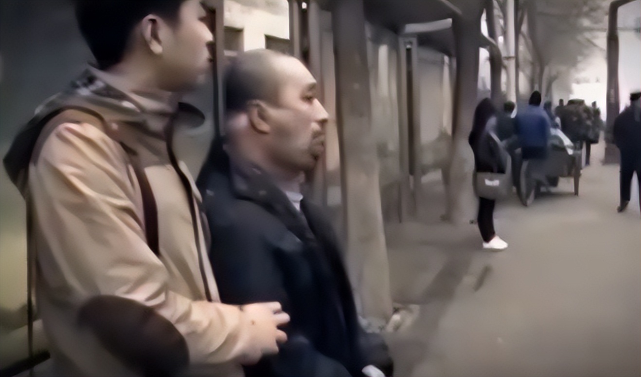 辽宁男子喝3万斤酒撑大脖子,男子嗜酒如命一天三四斤白酒