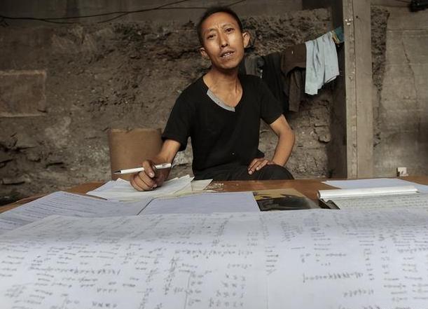 拾荒男子桥洞研究彩票完整视频,男子抛妻儿住桥洞一心研究彩票