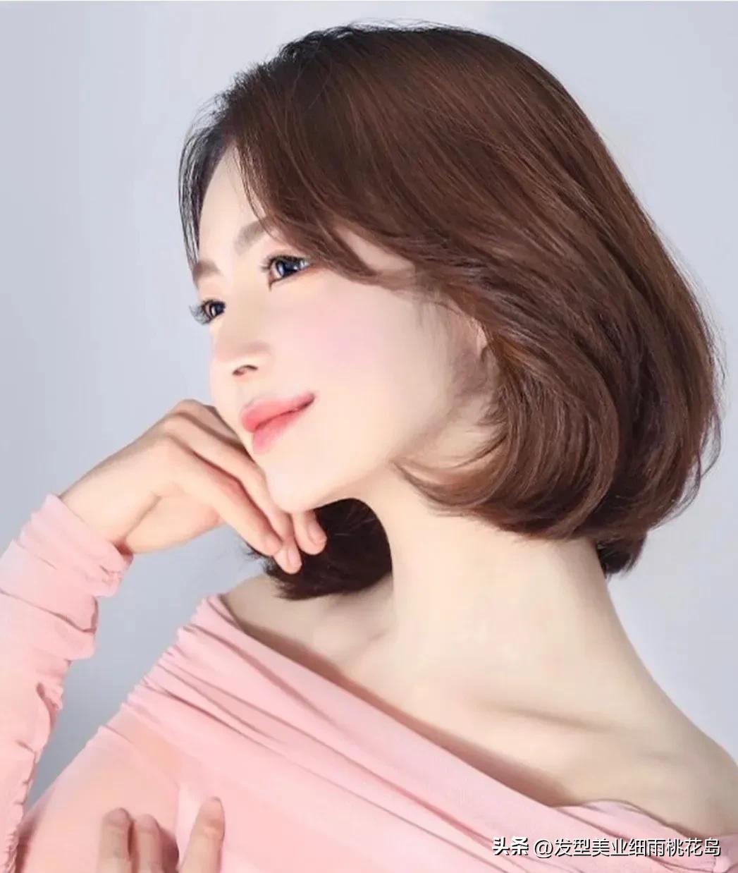 妩媚风情的短发,短发冷艳御姐拍照姿势