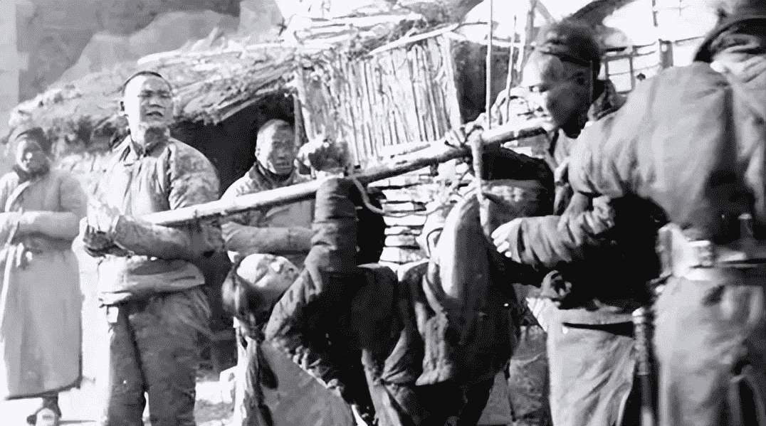 高清老照片：旗人格格大腿岔开豪放洗衣，地主三妻四妾不输女明星