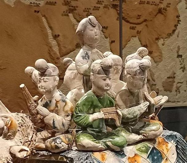 三彩釉陶雕塑,唐代三彩俑具有什么艺术特点