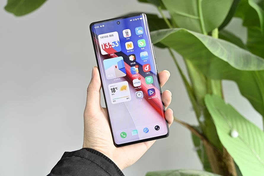 iqoo和小米哪个值得入手,iqoo跟小米哪个更值得入手