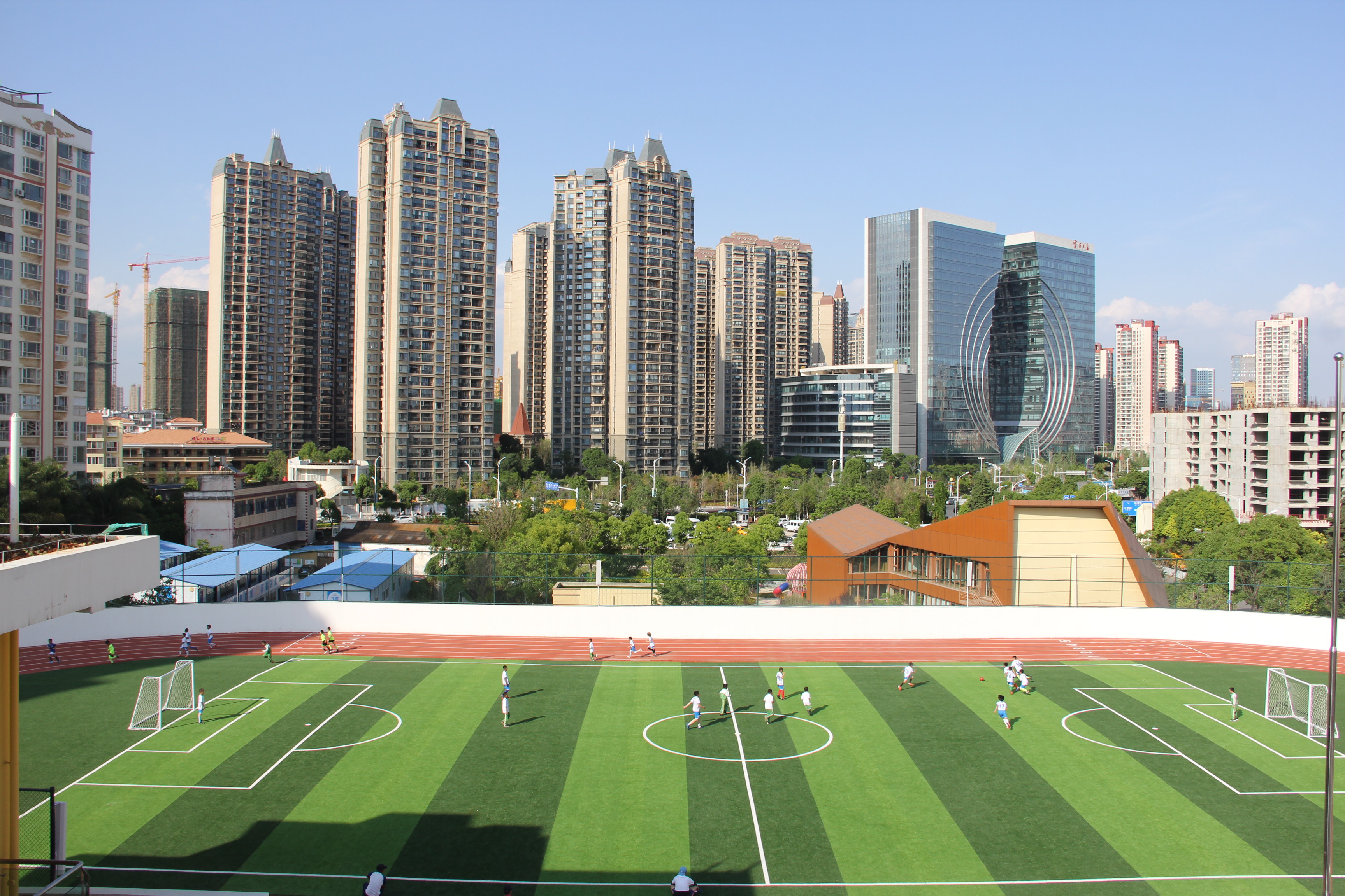 昆明市芳草地国际学校好进吗,昆明足球特色学校排名前十