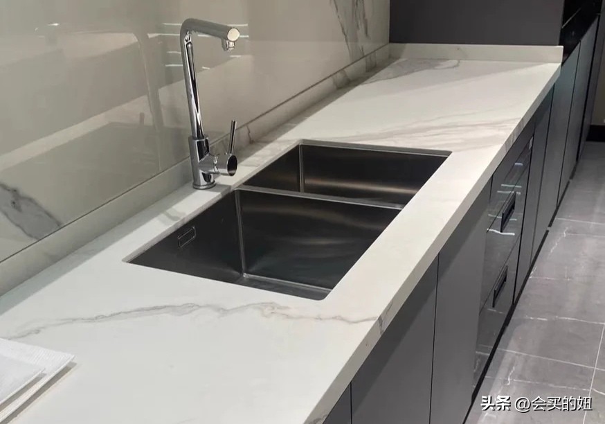 石英石和大理石岩板价格差多少,岩板石英石大理石台面餐桌