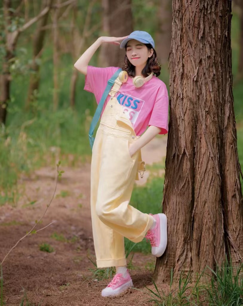 浅黄色裤子搭配什么色上衣好看,黄色裤子搭配什么颜色上衣高级感