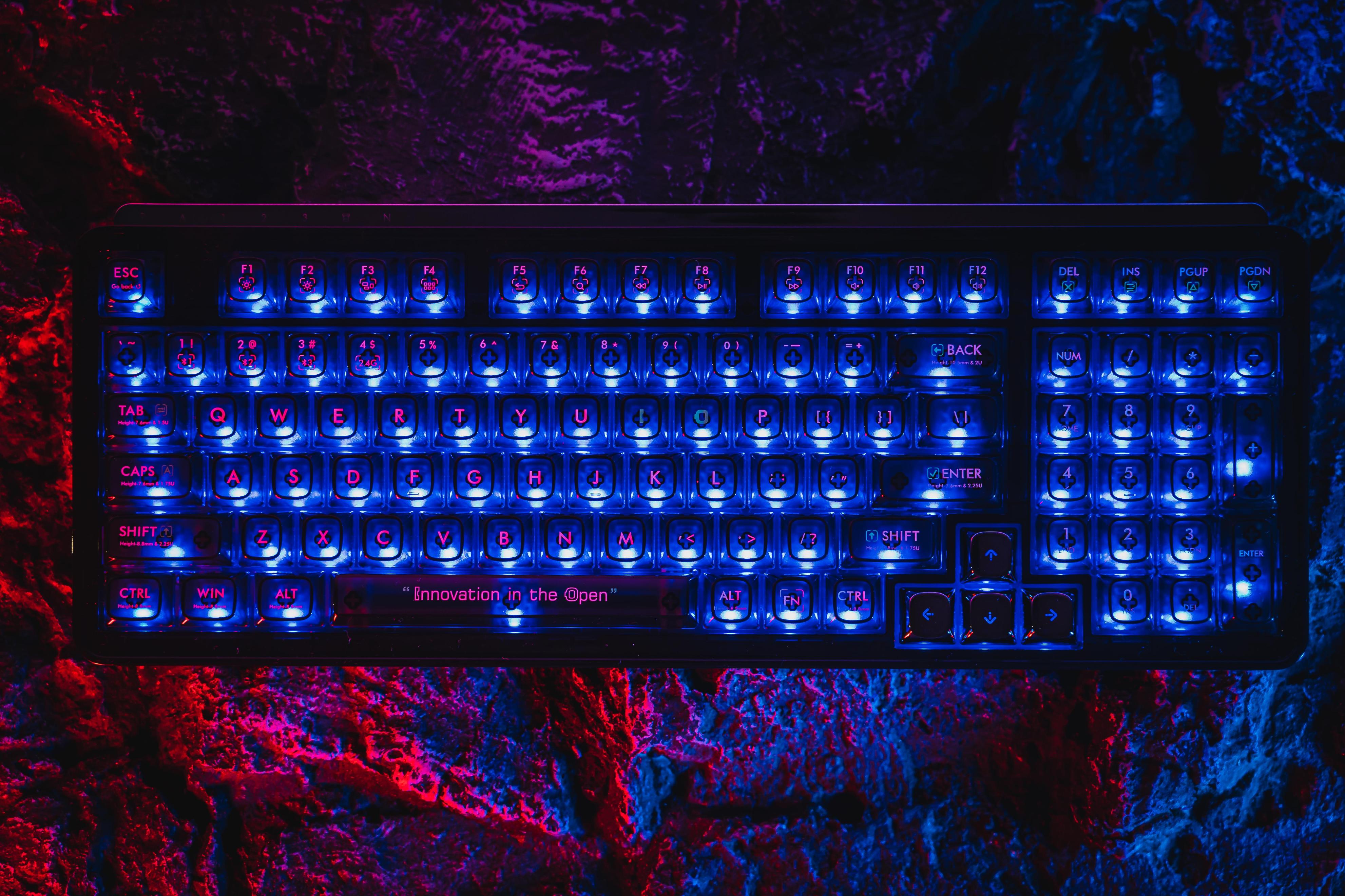 从黑白到多彩，客制化键盘能带来哪些惊喜？米物BlackIO98体验