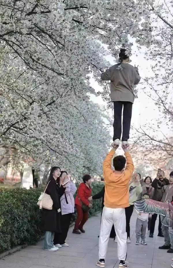 弱者只会抱怨而强者只会适应环境,人要对自己好一点幽默搞笑图片