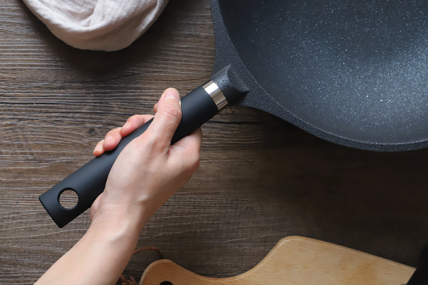 居派碳晶不粘锅测评,不惧铁铲的铁锅