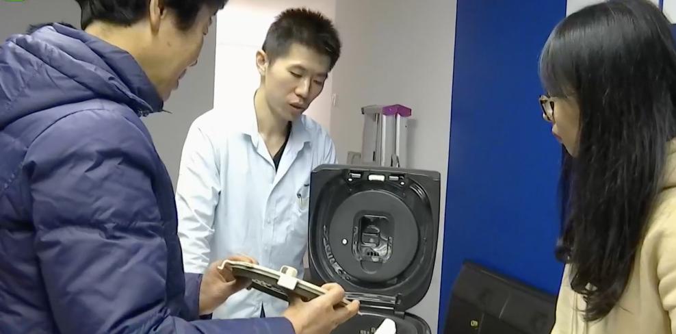 大爷花5300元买电饭煲，换个橡胶头1400，维修工：都是这个价