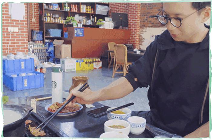 史上最苦亲子游，最惨时三人分一碗泡面！我为什么还要带年糕来？