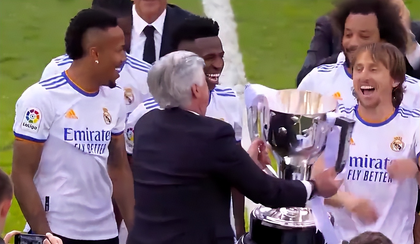 众生相!马塞洛高举奖杯,安切洛蒂被抛起,阿扎尔“带伤”庆祝