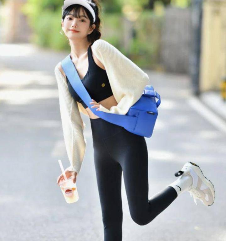 火爆时尚！明星茱莉亚身穿“瑜伽服”成时髦新宠，美感飙升又显瘦