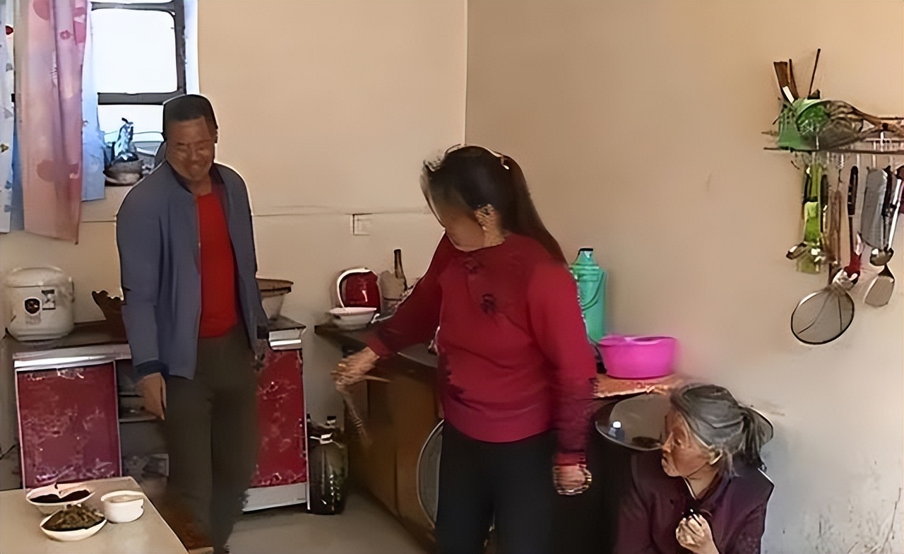 2000年陕西小伙捡到流浪老太,捡到流浪老太13年