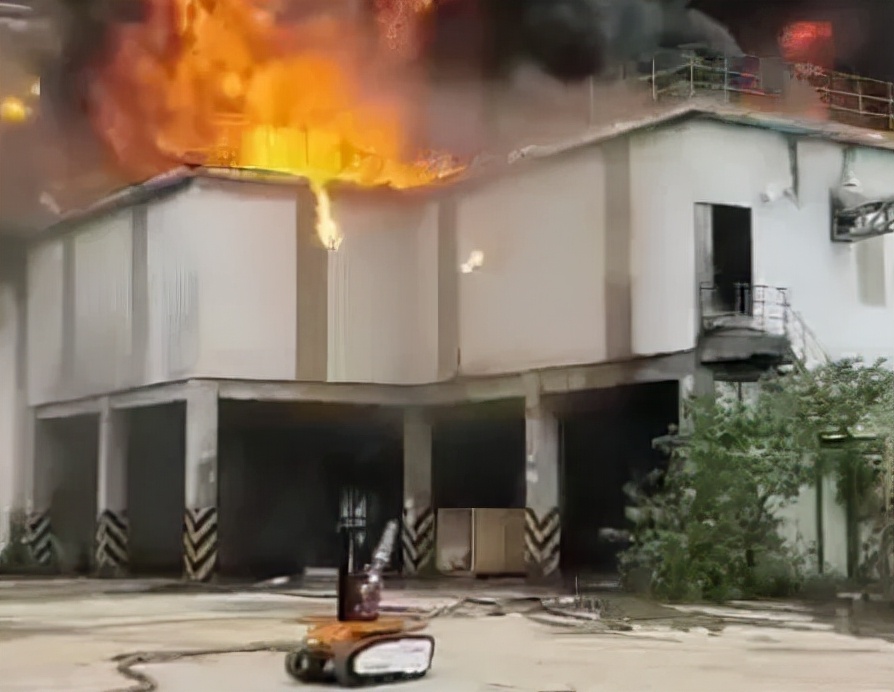 防爆消防灭火机器人,大型全地形消防灭火机器人