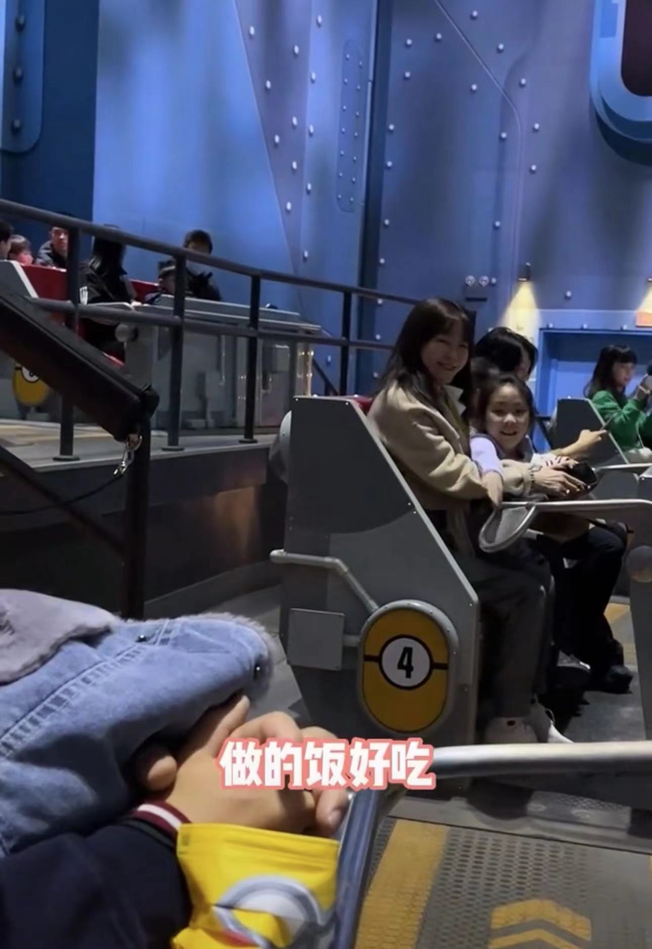 前央视主持全家出游为爱女庆生！50岁仍貌美动人，女儿大眼睛似妈