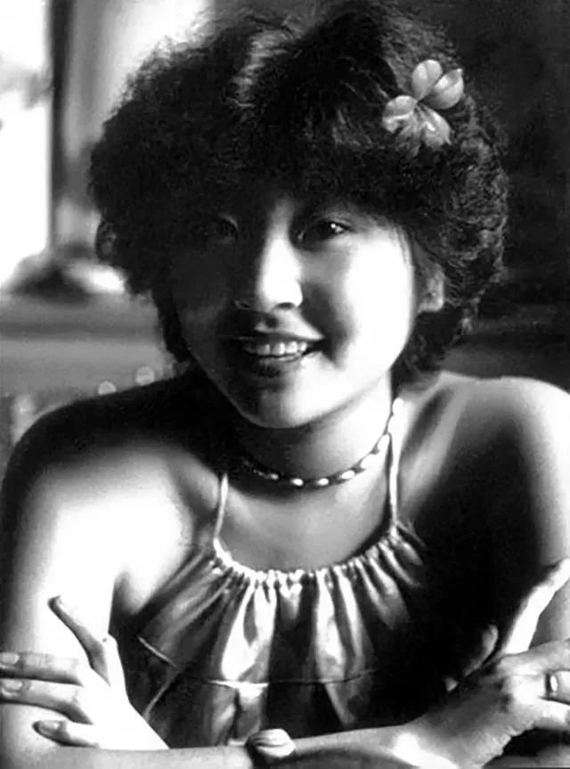 她19岁上《时代》周刊，20岁疑似被封杀，一张唱片值一个四合院？