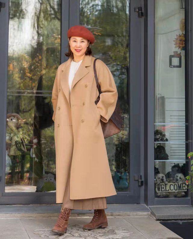 60岁奶奶高级感秋季穿搭图文,驼色大衣搭配老年人
