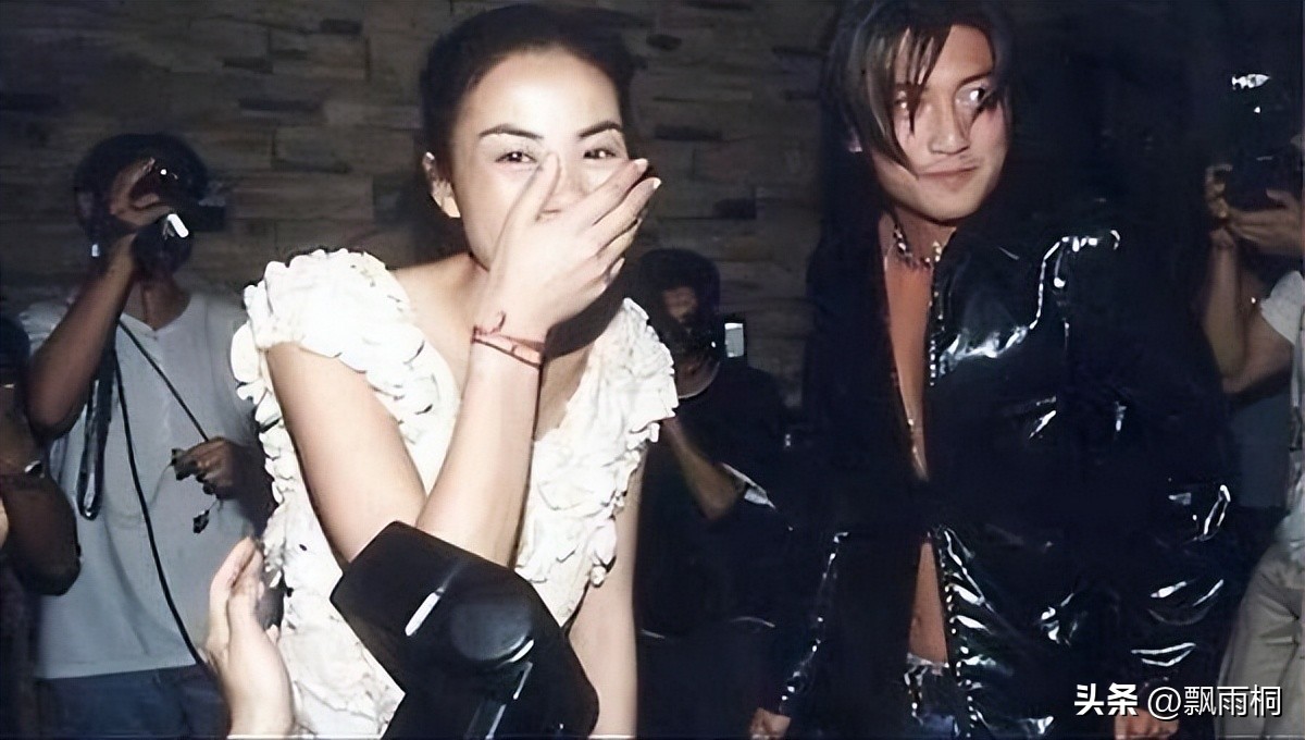 王菲谢霆锋机场牵手：时隔23年，爱情不只是传奇而已