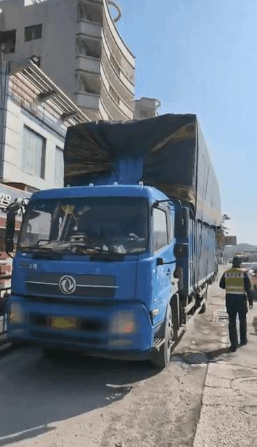 当心“载货”变“载祸”！不懂这是违法载物？那这篇你非看不可了