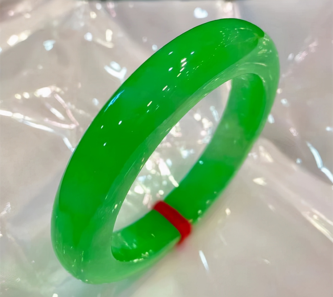 某宝直播的翡翠手镯,直播间一两百的天然翡翠镯子真假