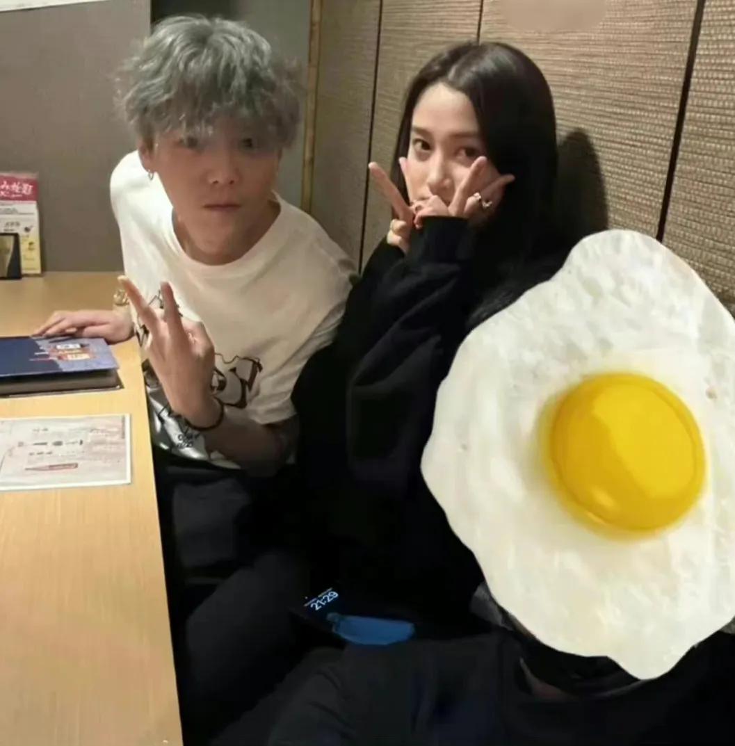 关晓彤周一围瓜尔佳原视频,鹿晗关晓彤两分钟吃仨瓜