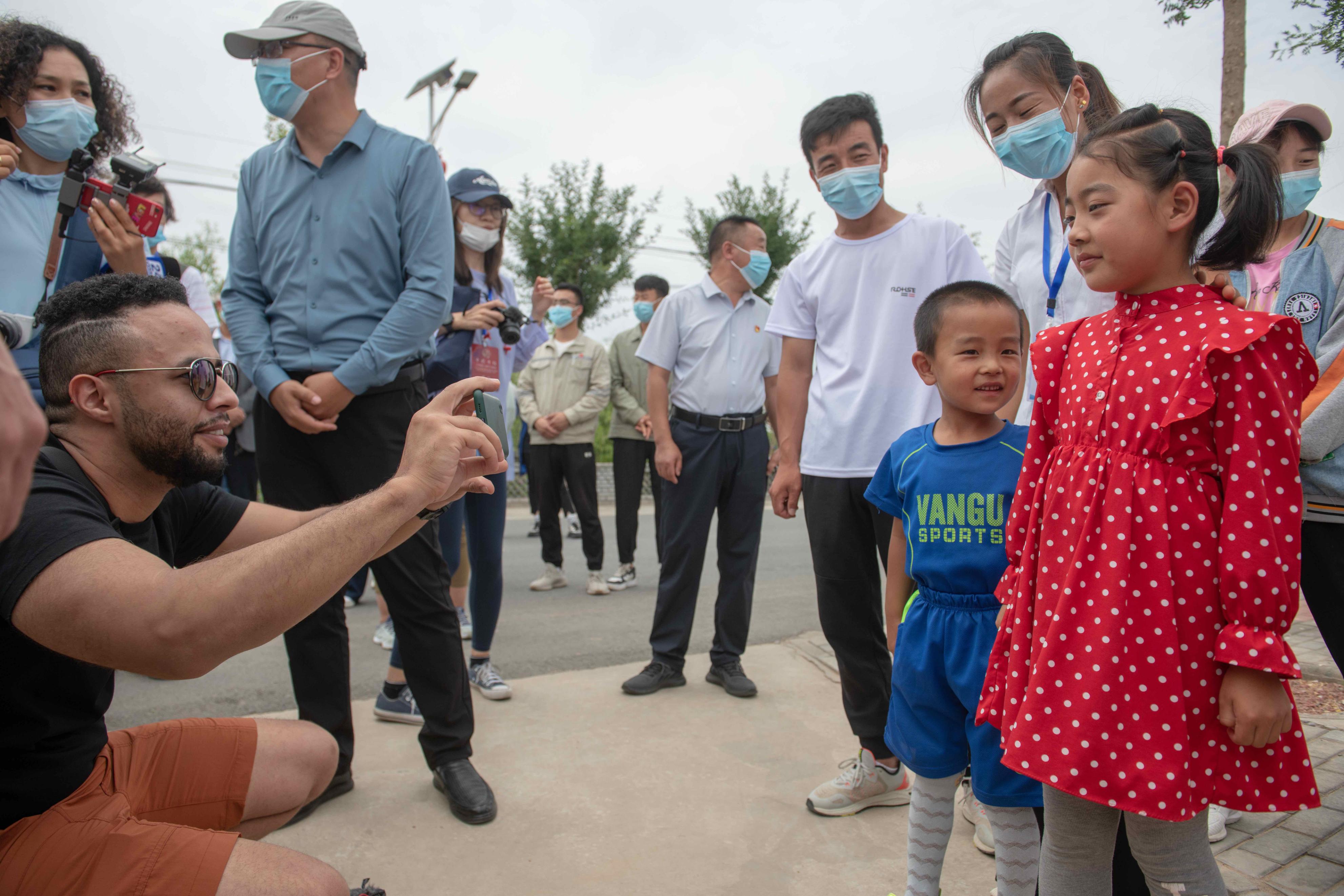 外国记者探访中国治沙造林,银川弘德村移民