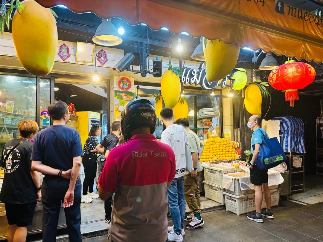 一对年轻夫妇在国外买房,一对英国夫妇靠100套房子收租