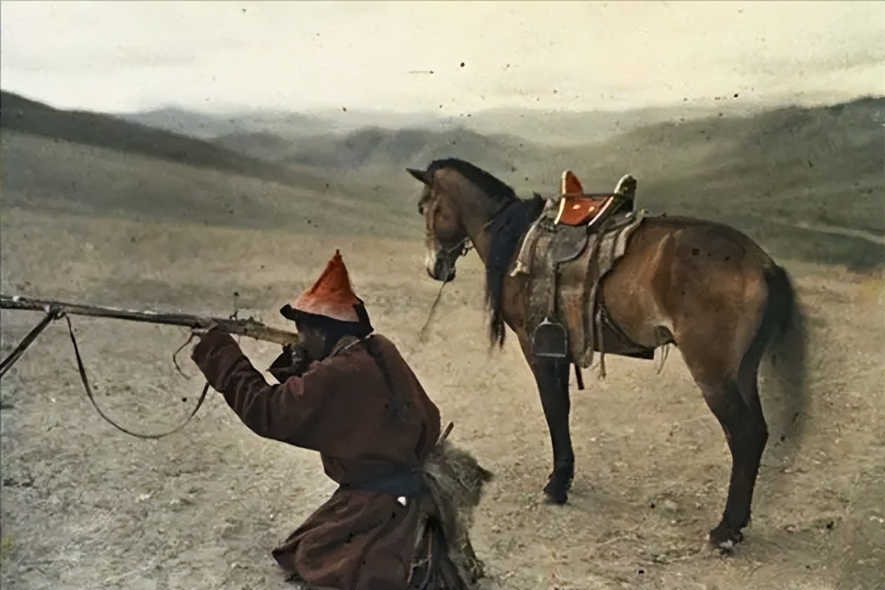 摄影师拍摄的戴清朝护甲的女人,外国摄影师镜头下清朝