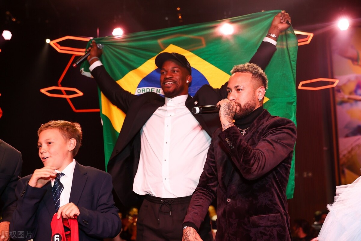 内马尔生活大揭秘：球场之外惊人故事，乐善好施备受追捧