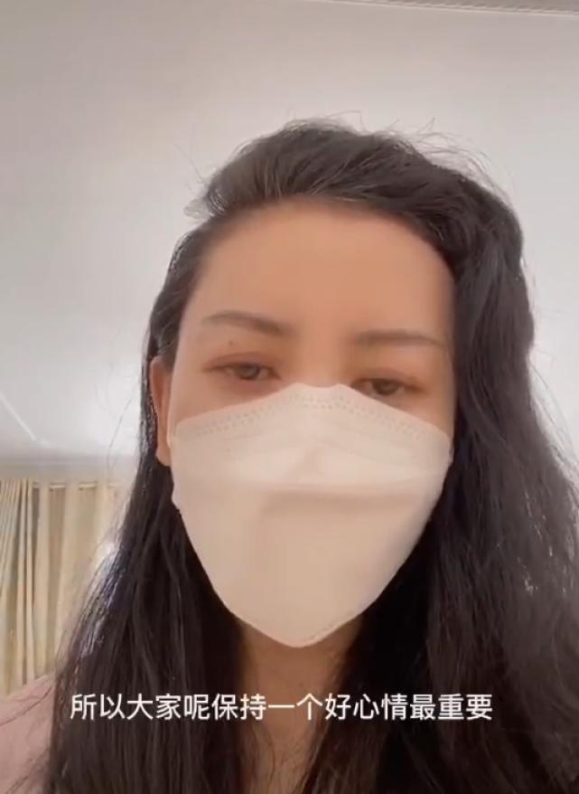 朱军妻子感染新冠，怕传染家人在家戴口罩，高烧39度嗓子发炎