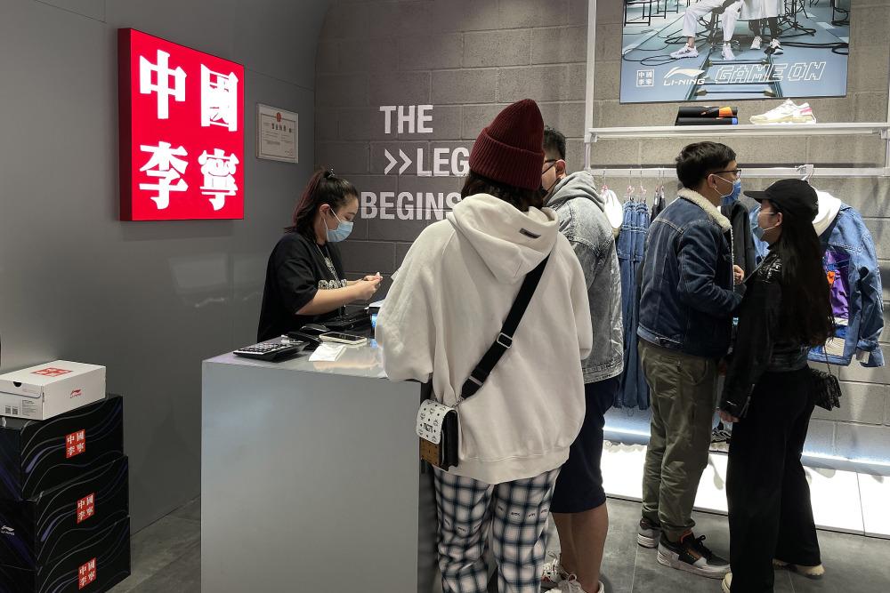 市值暴跌8000亿仓库堆积如山！爆火的耐克为何被国内消费者抛弃？