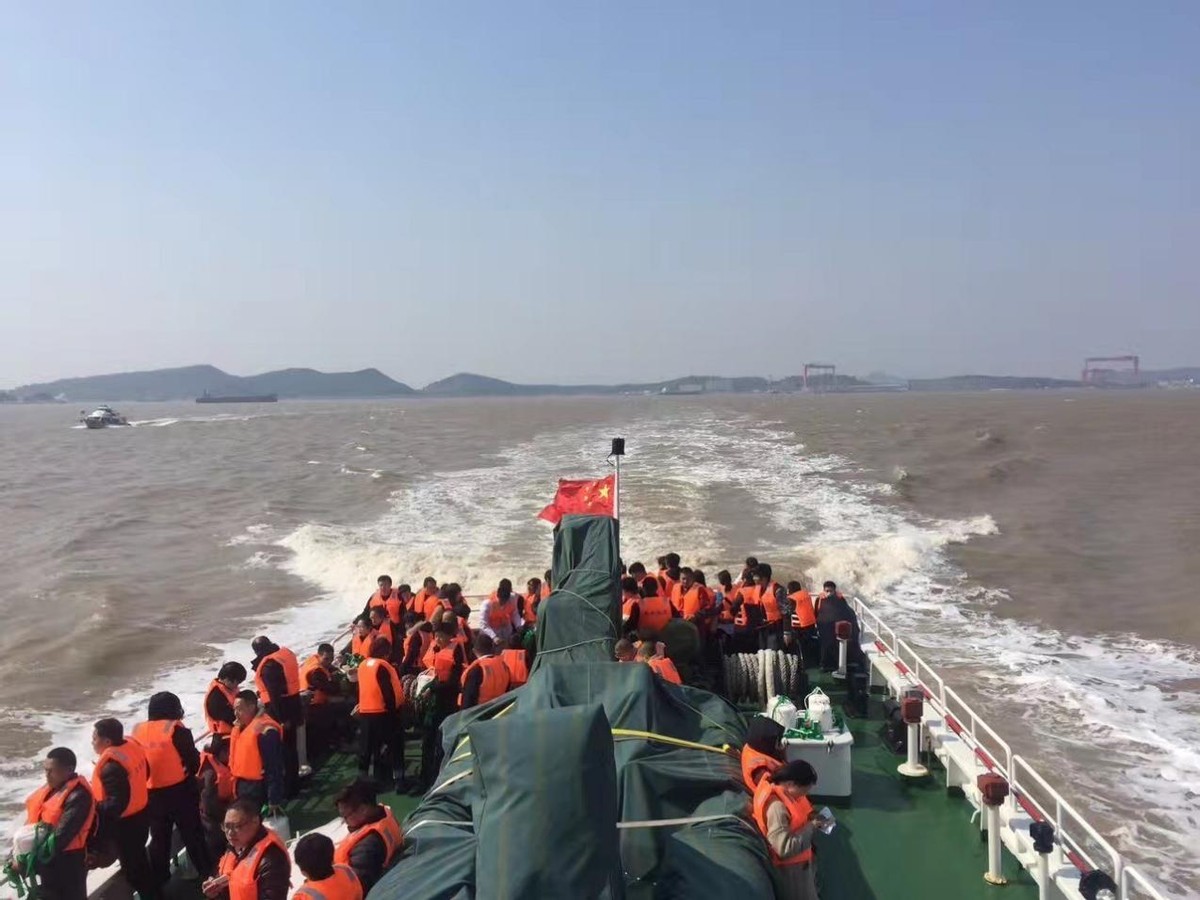 “海葬摆渡人”，被海景房开发商举报，在家属倒骨灰的桌上吃饭