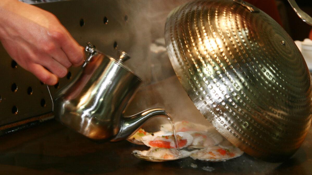 燃情铁板万物烧，烈焰闻香识味趣