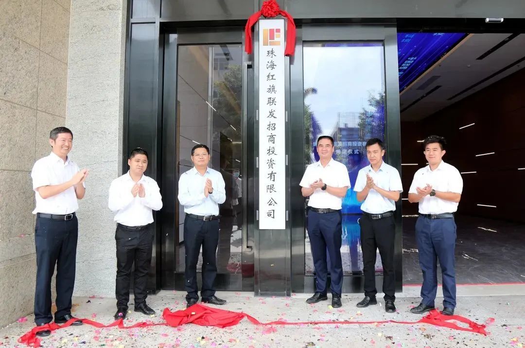 扛起红旗,扛起红旗往前走