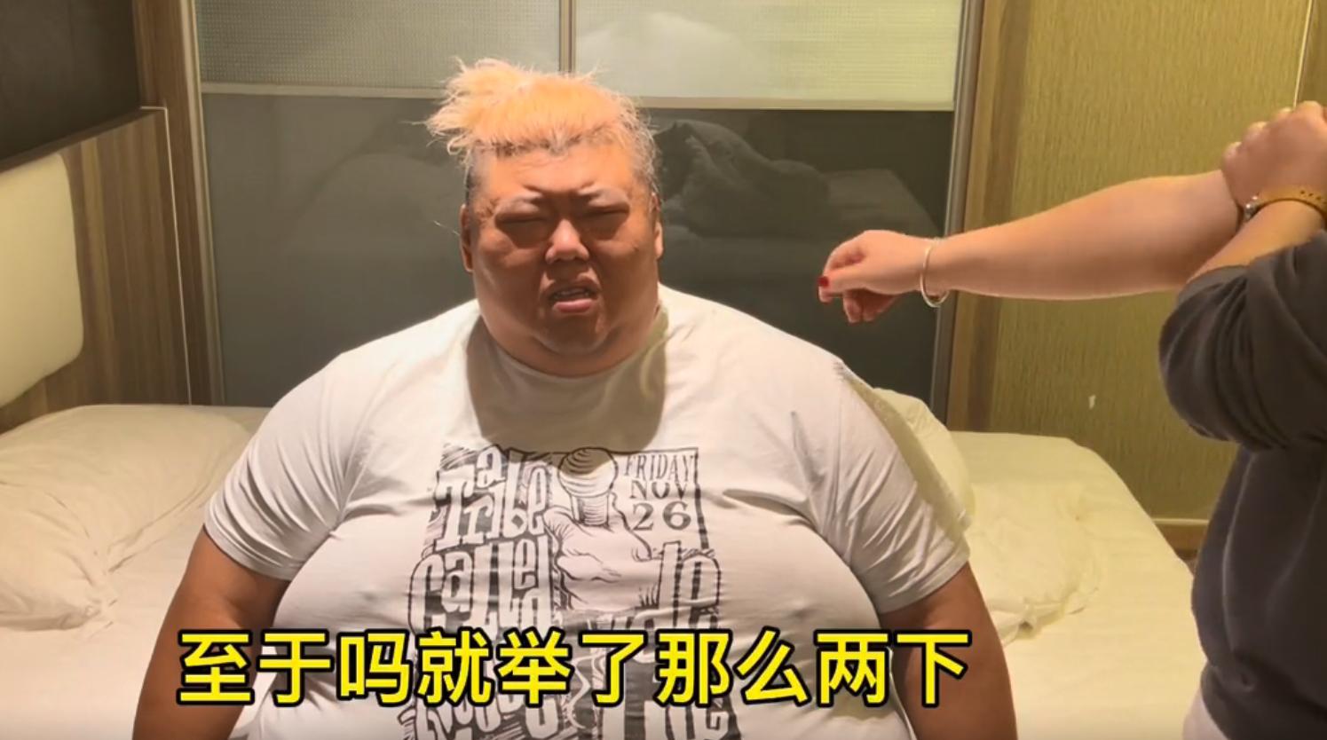 600斤胖猴仔，举健身球抬不动胳膊，疼得呲牙咧嘴，猴嫂笑开花