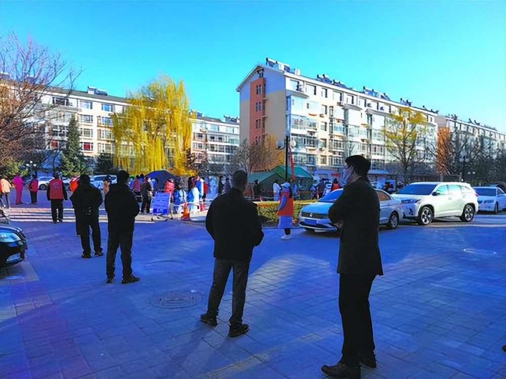 在忙碌中感动着——皇家帝苑社区*党**委副书记范峻赫的工作轨迹